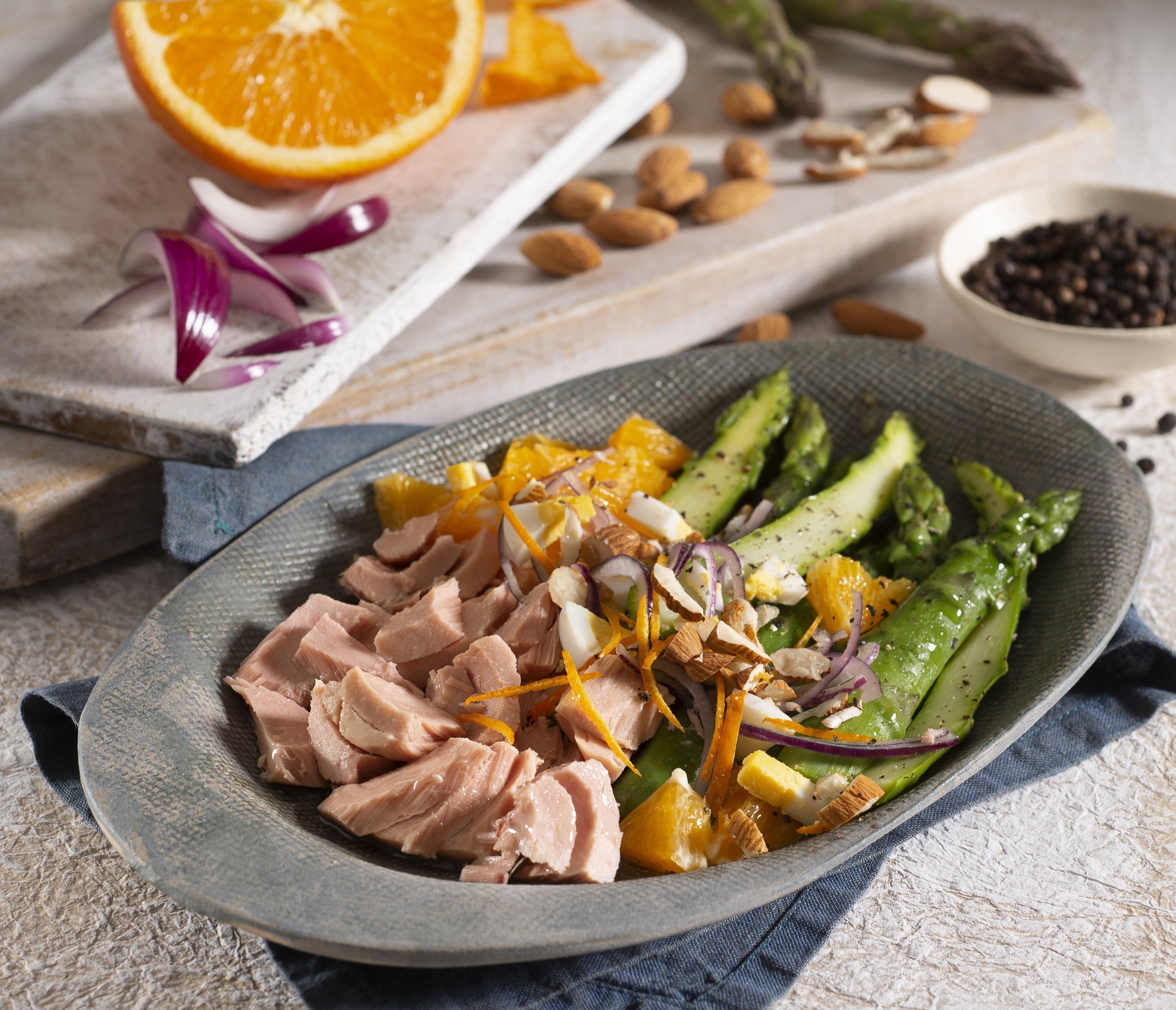 Tuna with Asparagus, Orange and Almonds